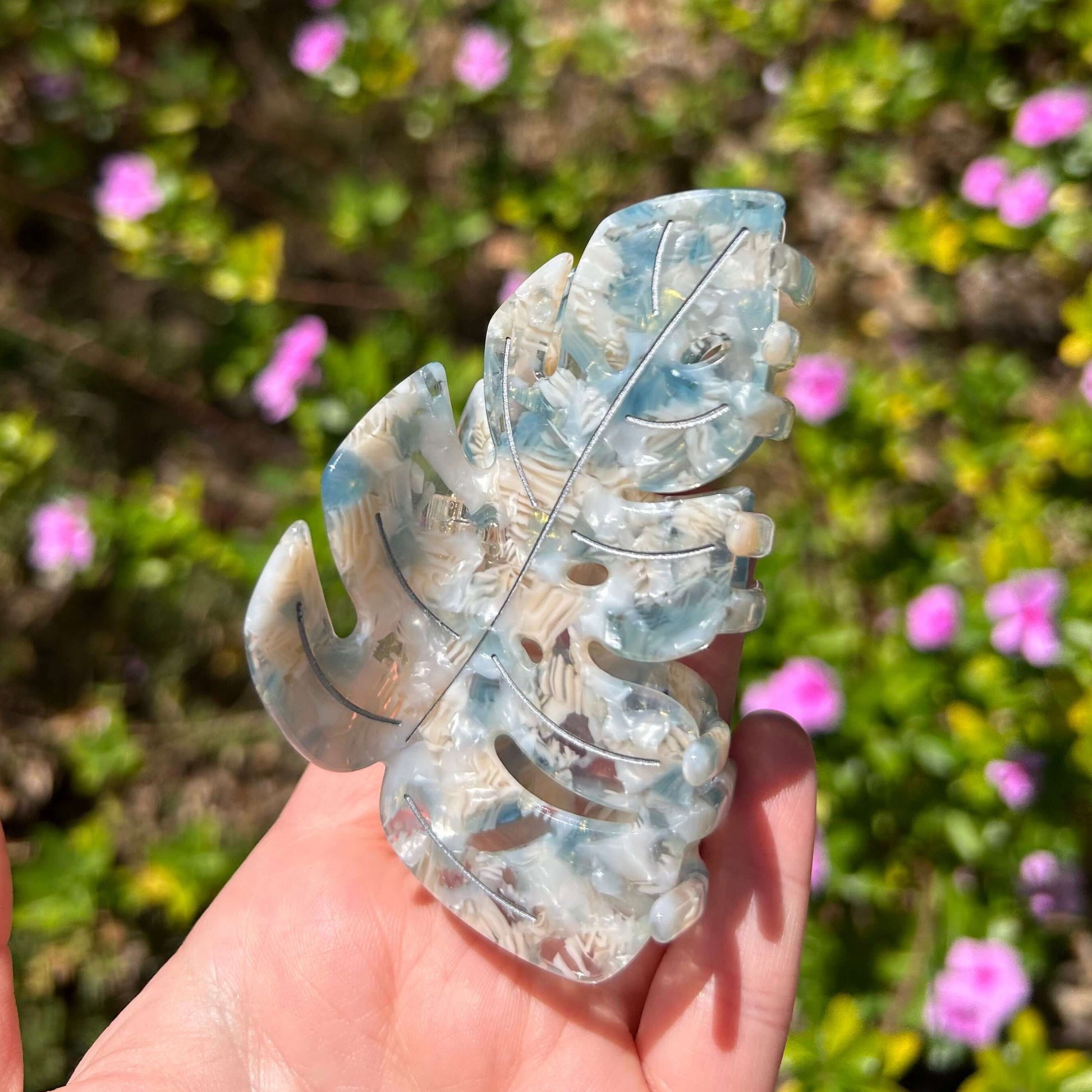 Monstera Leaf Claw Clip Blue/Tan