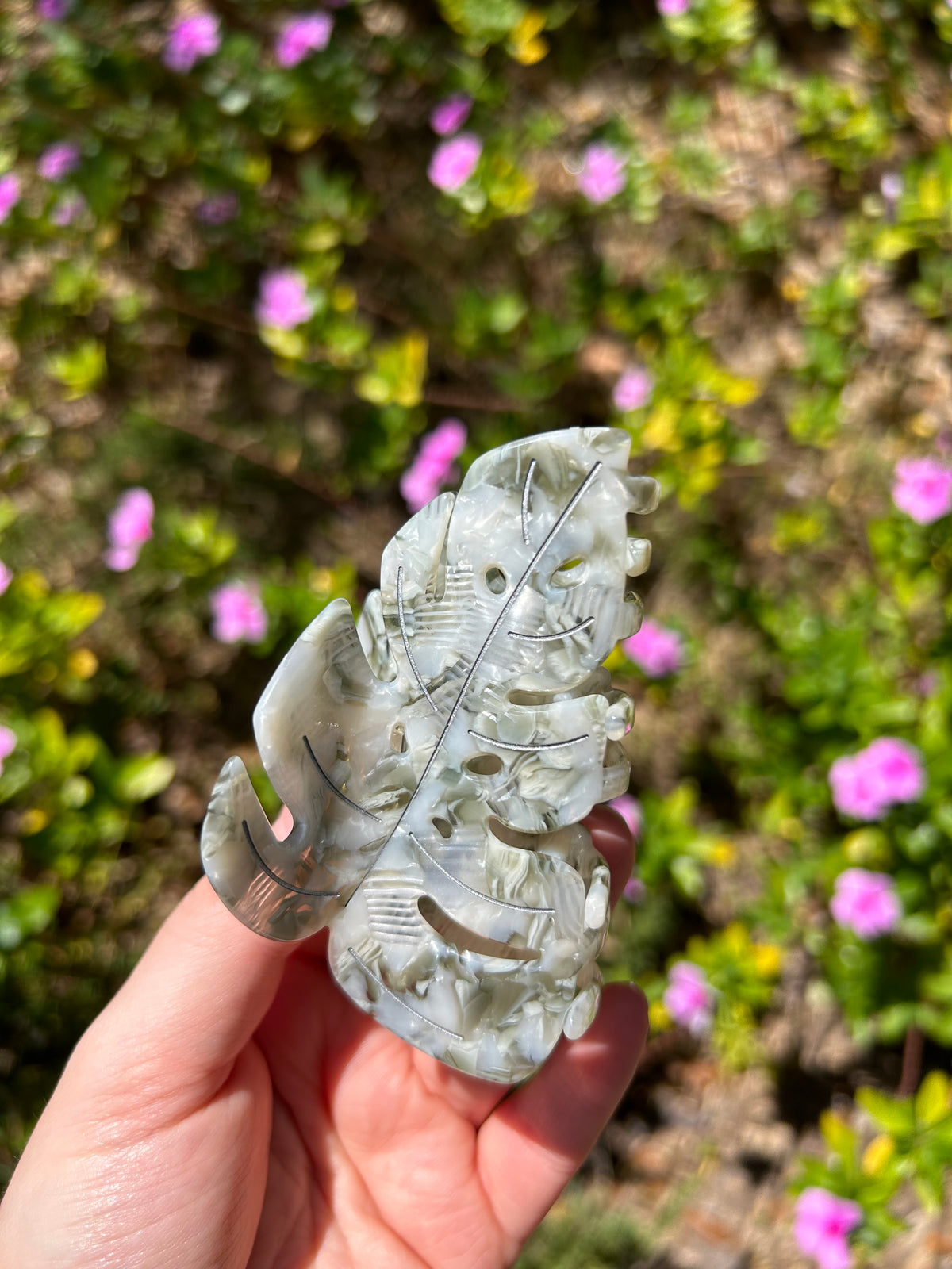 Monstera Leaf Claw Clip Marbled Grey