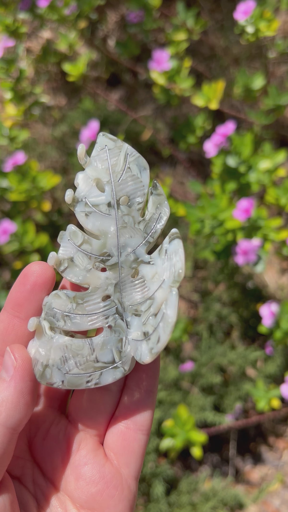 Monstera Leaf Claw Clip Marbled Grey Video